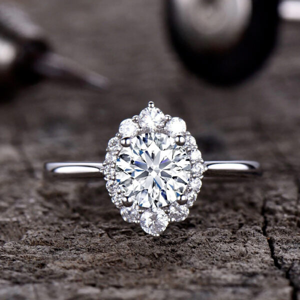 round cut diamond engagement ring